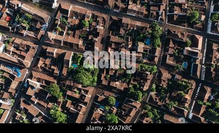 (240605) -- RIO DE JANEIRO, 5 giugno 2024 (Xinhua) -- una foto aerea scattata il 31 maggio 2024 mostra una vista del Paraty Historic Center nello stato di Rio de Janeiro, Brasile. Paraty and Ilha grande è una proprietà seriale che comprende sei parti che includono il Centro storico di Paraty, il Morro da Vila Velha, il Parco Nazionale di Serra da Bocaina, il Parco Statale di Ilha grande, la riserva biologica di Praia do sul e l'area protetta ambientale di Cairu'u. Nel 2019, Paraty e Ilha grande sono state iscritte nella lista dei patrimoni dell'umanità dell'UNESCO come sito misto culturale e naturale. (Xinhua/Wang Tiancong) Foto Stock