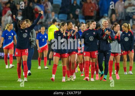 Minneapolis, Minnesota, Stati Uniti. 4 giugno 2024. Gli Stati Uniti festeggiano dopo una partita amichevole internazionale di calcio tra le squadre nazionali femminili degli Stati Uniti e della Repubblica di Corea all'Allianz Field di St. Paul. Gli Stati Uniti hanno vinto 3-0. (Immagine di credito: © Steven Garcia/ZUMA Press Wire) SOLO PER USO EDITORIALE! Non per USO commerciale! Crediti: ZUMA Press, Inc./Alamy Live News Foto Stock