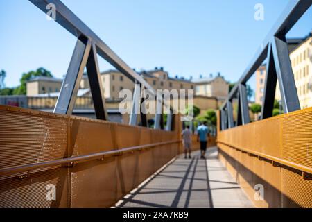 Il nuovo ponte sul fiume Motala nello storico paesaggio industriale di Norrköping durante la primavera in Svezia. Foto Stock