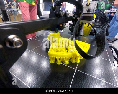 Primo piano della stampante 3D. Primo piano della stampante 3D in funzione. Processo di stampa su una stampante 3D. Stampante 3D che crea un oggetto in plastica fusa. Foto Stock
