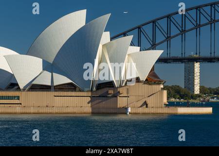 Sydney Opera House e Sydney Harbour Bridge a Sydney, Australia, con un getto Qantas nel cielo sopra. Foto Stock