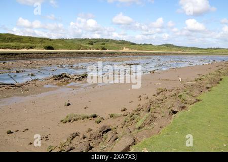 L'estuario di Ogmore via mare, dove il fiume Ogmore entra in mare, quest'area è già stata sgomberata da 1.000 pneumatici scaricati illegalmente nel corso degli anni. Foto Stock