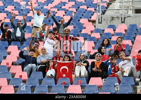 Tifosi turchi durante l'amichevole internazionale tra Nazionale Italia e Nazionale turca allo Stadio Renato Dall'Ara il 4 giugno 2024 a Bologna. Foto Stock