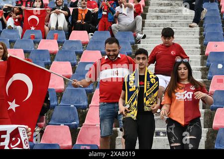 Tifosi turchi durante l'amichevole internazionale tra Nazionale Italia e Nazionale turca allo Stadio Renato Dall'Ara il 4 giugno 2024 a Bologna. Foto Stock