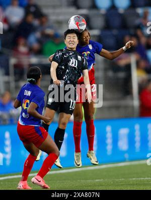 Saint Paul, Minnesota, Stati Uniti. 4 giugno 2024. Il centrocampista coreano JI SOYUN (10) e il difensore degli Stati Uniti CASEY KRUEGER (20) saltano in testa alla palla durante una partita amichevole di calcio il 4 giugno 2024 a St. Paul, Minnesota. Gli Stati Uniti hanno vinto, 3-0. (Credit Image: © Scott Coleman/ZUMA Press Wire) SOLO PER USO EDITORIALE! Non per USO commerciale! Crediti: ZUMA Press, Inc./Alamy Live News Foto Stock