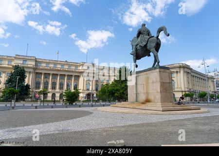 Bucarest, Romania. 25 maggio 2024. La statua equestre di Carlo i di fronte all'edificio del Museo Nazionale d'Arte rumena nel centro della città Foto Stock