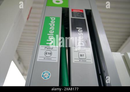 Foto del file del 01/09/21 di una pompa di benzina E10 di una pompa diesel presso una stazione di benzina Asda ad Aintree, Liverpool. Secondo una nuova analisi del RAC, Asda è diventata il rivenditore di carburante più costoso del Regno Unito, con le società rivali Tesco, Morrisons e Sainsbury's che vendono un litro di benzina a una media di 2,1 p in meno rispetto ad Asda alla fine di maggio. Data di pubblicazione: Mercoledì 5 giugno 2024. Foto Stock