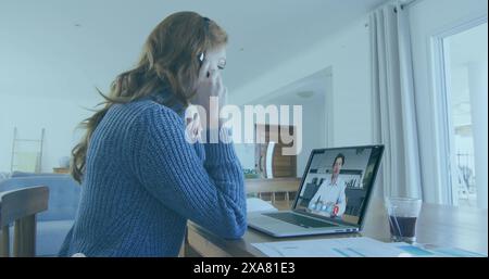 Immagine di una giovane donna caucasica in videoconferenza con un uomo caucasico su un laptop Foto Stock