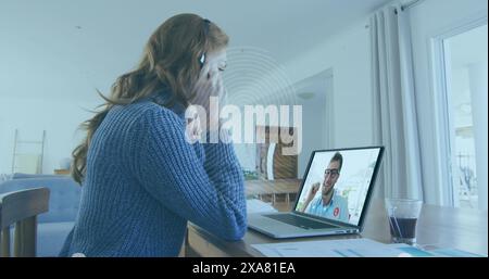 Immagine dell'impronta biometrica su una donna d'affari che utilizza la cuffia per telefono e il computer portatile Foto Stock