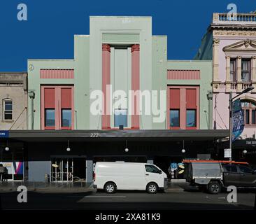 King Street, Newtown, Sydney, il Burland Community Hall un edificio Art Deco classico interbellico accanto ad una terrazza vittoriana Freestyle Foto Stock