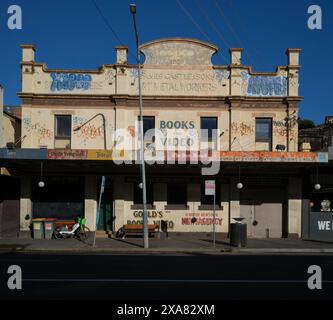 Newtown, Sydney, Gould's Books - Newsagency, libreria e videoteca in una vecchia fabbrica, James Castle & Sons - Art Metal Workers (1889) edificio vittoriano Foto Stock