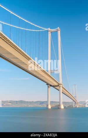 Ponte Osmangazi (Izmit Bay Bridge) situato a Izmit, Kocaeli, Turchia. Ponte sospeso acquisito con tecnica a lunga esposizione. Osmangazi Köprüsü Foto Stock