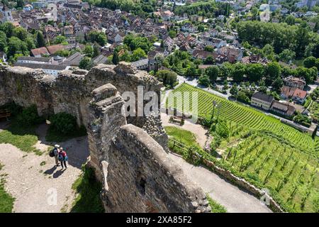 Le rovine del castello di Staufen sullo Schlossberg con vista sul centro storico, la regione vinicola, Staufen im Breisgau e Markgraeflerland Foto Stock