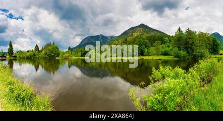 Rubihorn, 1957m, Gaisalphorn, 1953m, e Schattenberg, 1845 m, Moorweiher, vicino a Oberstdorf, Oberallgaeu, Allgaeu, Baviera, Germania Foto Stock