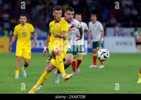 Bucarest, Romania. 4 giugno 2024. Adrian Rus (L) della Romania gareggia durante l'amichevole di calcio internazionale tra Romania e Bulgaria allo stadio Steaua di Bucarest, Romania, 4 giugno 2024. Crediti: Cristian Cristel/Xinhua/Alamy Live News Foto Stock