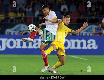 Bucarest, Romania. 4 giugno 2024. Denis Dragus (R) della Romania visse con Zhivko Atanasov della Bulgaria durante l'amichevole di calcio internazionale tra Romania e Bulgaria allo stadio Steaua di Bucarest, Romania, 4 giugno 2024. Crediti: Cristian Cristel/Xinhua/Alamy Live News Foto Stock