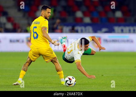 Bucarest, Romania. 4 giugno 2024. Marius Marin (L) della Romania visse con Filip Krastev della Bulgaria durante l'amichevole internazionale di calcio tra Romania e Bulgaria allo stadio Steaua di Bucarest, Romania, 4 giugno 2024. Crediti: Cristian Cristel/Xinhua/Alamy Live News Foto Stock