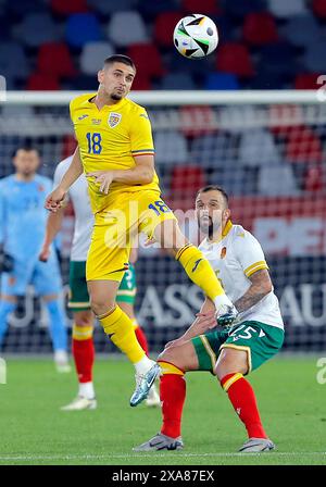 Bucarest, Romania. 4 giugno 2024. Razvan Marin (L) della Romania si confronta con Vasil Panayotov della Bulgaria durante l'amichevole internazionale di calcio tra Romania e Bulgaria allo stadio Steaua di Bucarest, Romania, 4 giugno 2024. Crediti: Cristian Cristel/Xinhua/Alamy Live News Foto Stock