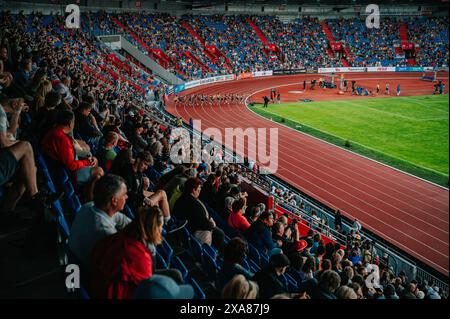 OSTRAVA, CZECHIA, 28 MAGGIO 2024: Inizio della gara di 1500 metri di atletica leggera di fronte a un'arena moderna e ai tifosi che guardano l'atletica. Corsa Foto Stock