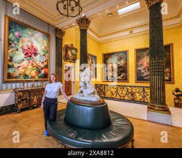 Wallace Collection, Londra 5 giugno 2024 l'artista britannica Flora Yukhnovich (nella foto) è rinomata per la sua interpretazione contemporanea dei dipinti rococò. Traendo ispirazione dal rococò francese, i cui principali esponenti includevano Jean-Antoine Watteau, Francois Boucher e Jean-Honoré Fragonard, Yukhnovich ha creato due straordinari dipinti su larga scala, che si muovono tra rappresentazione e astrazione.5 giugno - 3 novembre 2024.Paul Quezada-Neiman/Alamy Live News crediti: Paul Quezada-Neiman/Alamy Live News Foto Stock