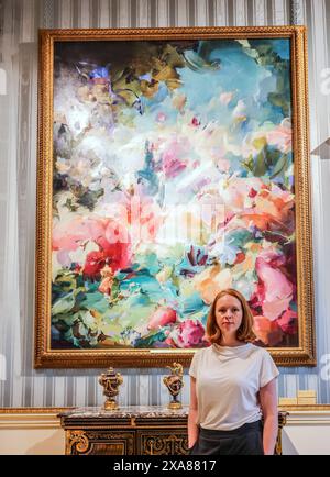 Wallace Collection, Londra 5 giugno 2024 l'artista britannica Flora Yukhnovich (nella foto) presso la Wallace Collection con i suoi nuovi dipinti, Folies Bergère e A World of Pure Imagination. Credito: Flora Yukhnovich. Per gentile concessione dell'artista, Hauser & Wirth e Victoria Miro.5 giugno - 3 novembre 2024.Paul Quezada-Neiman/Alamy Live News Foto Stock