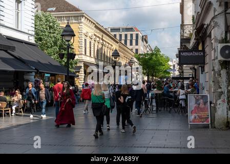 Pomeriggio intenso nel fine settimana a Knez Mihailova, il principale quartiere dello shopping di Belgrado. Persone che fanno shopping e mangiano nei ristoranti. Maggio 2024 Foto Stock