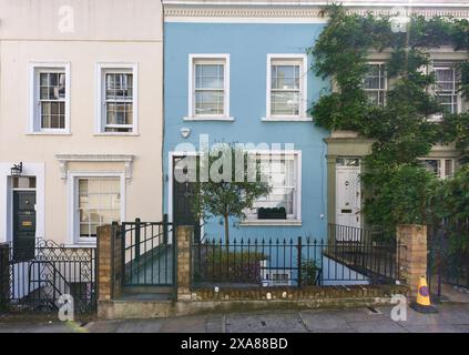 Alloggio a schiera dipinto in colori pastello su Campden Hill Road, Kensington, Londra, Inghilterra. Foto Stock