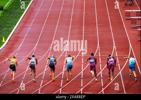 OSTRAVA, CECHIA, 28 MAGGIO 2024: Elite Sprinters Explode from the Blocks in 100 Meter Dash. Prima delle olimpiadi estive di Parigi 2024 e del Cha europeo Foto Stock