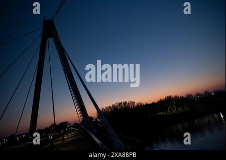 Southport Regno Unito - Marine Way Bridge e Lake at Sunset, Merseyside Foto Stock