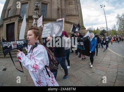 Giornata mondiale degli animali nei laboratori marzo e Rally 2024, Liverpool. Una marcia per i diritti degli animali per parlare a favore dei milioni di animali che sono torture Foto Stock