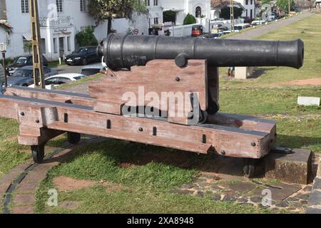 Cannone inglese in ghisa da 32 libbre, montato su un carrello trasversale in legno. Il forte di Galle, noto anche come forte olandese o bastioni di Galle, fu costruito prima nel 1588 dai portoghesi, poi ampiamente fortificato dagli olandesi durante il XVII secolo dal 1649 in poi. Si tratta di un monumento storico, archeologico e architettonico, che anche dopo più di 432 anni mantiene un aspetto lucido. È un sito patrimonio dell'umanità dell'UNESCO. Provincia meridionale. Galle. Sri Lanka. Foto Stock