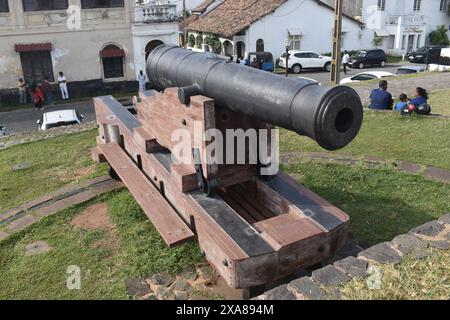 Cannone inglese in ghisa da 32 libbre, montato su un carrello trasversale in legno. Il forte di Galle, noto anche come forte olandese o bastioni di Galle, fu costruito prima nel 1588 dai portoghesi, poi ampiamente fortificato dagli olandesi durante il XVII secolo dal 1649 in poi. Si tratta di un monumento storico, archeologico e architettonico, che anche dopo più di 432 anni mantiene un aspetto lucido. È un sito patrimonio dell'umanità dell'UNESCO. Provincia meridionale. Galle. Sri Lanka. Foto Stock