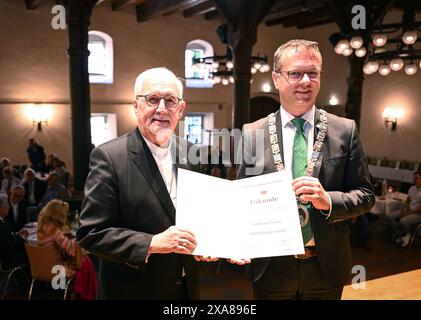 Rottenburg 04.06.2024 Verleihung des Ehrenbuergerrecht an den Bischof Dr. Gebhard Fuerst li, Dioezese Rottenburg - Stoccarda e Oberbuergermeister Stephan Neher re, CDU mit Amtskette *** Rottenburg 04 06 2024 concessione della cittadinanza onoraria al Vescovo Dr. Gebhard Fuerst sinistra, Diocesi di Rottenburg Stoccarda e Lord Mayor Stephan Neher destra, CDU con catena di uffici ulmer Foto Stock