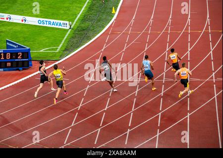 OSTRAVA, CECHIA, 28 MAGGIO 2024: Pinnacle of Speed: Male Track Athletes Powering into the 200-Meter Sprint with Determination. Prima della gara, prima dell'estate Foto Stock