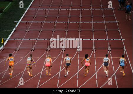 OSTRAVA, CECHIA, 28 MAGGIO 2024: Elite Female Sprinters si spinge in avanti nella 100 metri ostacoli Race. Prima delle olimpiadi estive di Parigi 2024 ed E. Foto Stock