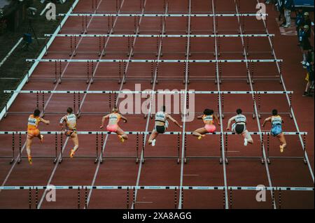 OSTRAVA, CZECHIA, 28 MAGGIO 2024: Atlete professioniste alla linea di partenza dei 100 metri ostacoli, pronte per una sfida ad alta velocità. Pre-rac Foto Stock