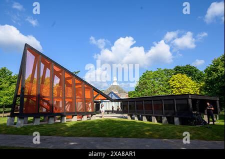 Londra, Regno Unito. 5 giugno 2024. Il 23° Serpentine Pavilion è stato inaugurato oggi a Kensington Gardens, Londra, Regno Unito, progettato dall'architetto coreano Minsuk Cho con sede a Seoul e dalla sua ditta Mass Studies. Chiamato Arcipelagico sarà visibile al pubblico dal 7 giugno al 27 ottobre 2024. Si compone di cinque parti: La Galleria - ingresso principale accogliente, destinato a estendere le attività curatoriali di Serpentine South all'esterno.zzz la Biblioteca dei libri non letti con libri non letti donati dai visitatori la Play Tower - uno spazio per il gioco all'aperto per i visitatori per arrampicarsi e interagire. Crediti: Mary-Lu Bakker/Alamy Live News Foto Stock