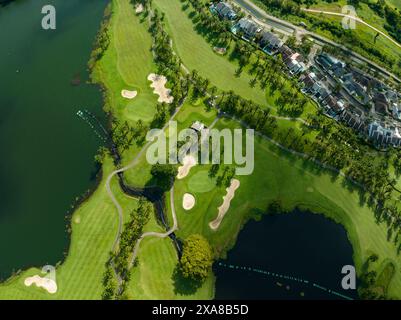 Vista aerea dello splendido campo da golf e del putting green, immagine dall'alto per lo sfondo sportivo e la natura di viaggio, incredibile campo da golf Foto Stock