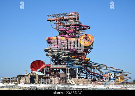 Gigantesco scivolo acquatico colorato al parco divertimenti Maryal, Doha, Qatar Foto Stock