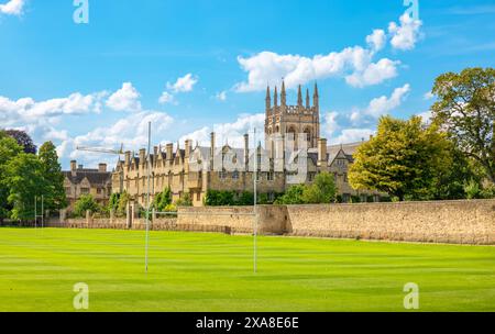 Vista panoramica del Merton College of Oxford University dal prato. Oxford, Inghilterra, Regno Unito Foto Stock