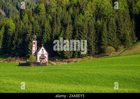 Chiesa di San Giovanni a Ranui, Dolomiti, Villnoss-Val di Funes, alto Adige-Sudtirol, Italia Foto Stock