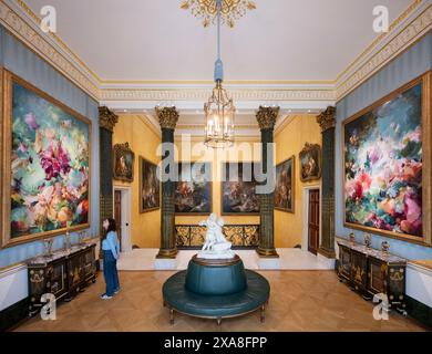 The Wallace Collection, Londra, Regno Unito. 5 giugno 2024. Ispirandosi al rococò francese, l'artista contemporanea Flora Yukhnovich crea straordinari dipinti su larga scala che si muovono tra rappresentazione e astrazione. Due delle sue opere sono esposte insieme alla collezione di dipinti di Francois Boucher (1703-1770) in cima alla grande scalinata di Hertford House. Immagine: (A sinistra) Flora Yukhnovich, A World of Pure Imagination, 2024; (a destra) Flora Yukhnovich, Folies Bergère, 2024, per gentile concessione dell'artista e di Victoria Miro. Crediti: Malcolm Park/Alamy Live News Foto Stock