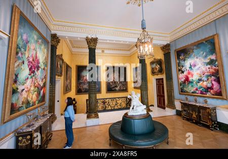 The Wallace Collection, Londra, Regno Unito. 5 giugno 2024. Ispirandosi al rococò francese, l'artista contemporanea Flora Yukhnovich crea straordinari dipinti su larga scala che si muovono tra rappresentazione e astrazione. Due delle sue opere sono esposte insieme alla collezione di dipinti di Francois Boucher (1703-1770) in cima alla grande scalinata di Hertford House. Immagine: (A sinistra) Flora Yukhnovich, A World of Pure Imagination, 2024; (a destra) Flora Yukhnovich, Folies Bergère, 2024, per gentile concessione dell'artista e di Victoria Miro. Crediti: Malcolm Park/Alamy Live News Foto Stock