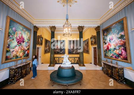 The Wallace Collection, Londra, Regno Unito. 5 giugno 2024. Ispirandosi al rococò francese, l'artista contemporanea Flora Yukhnovich crea straordinari dipinti su larga scala che si muovono tra rappresentazione e astrazione. Due delle sue opere sono esposte insieme alla collezione di dipinti di Francois Boucher (1703-1770) in cima alla grande scalinata di Hertford House. Immagine: (A sinistra) Flora Yukhnovich, A World of Pure Imagination, 2024; (a destra) Flora Yukhnovich, Folies Bergère, 2024, per gentile concessione dell'artista e di Victoria Miro. Crediti: Malcolm Park/Alamy Live News Foto Stock