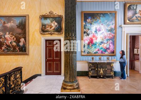 The Wallace Collection, Londra, Regno Unito. 5 giugno 2024. Ispirandosi al rococò francese, l'artista contemporanea Flora Yukhnovich crea straordinari dipinti su larga scala che si muovono tra rappresentazione e astrazione. Due delle sue opere sono esposte insieme alla collezione di dipinti di Francois Boucher (1703-1770) in cima alla grande scalinata di Hertford House. Immagine: Flora Yukhnovich, Folies Bergère, 2024, per gentile concessione dell'artista e Victoria Miro. Crediti: Malcolm Park/Alamy Live News Foto Stock