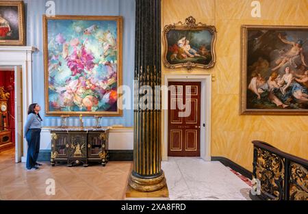 The Wallace Collection, Londra, Regno Unito. 5 giugno 2024. Ispirandosi al rococò francese, l'artista contemporanea Flora Yukhnovich crea straordinari dipinti su larga scala che si muovono tra rappresentazione e astrazione. Due delle sue opere sono esposte insieme alla collezione di dipinti di Francois Boucher (1703-1770) in cima alla grande scalinata di Hertford House. Immagine: Flora Yukhnovich, A World of Pure Imagination, 2024, per gentile concessione dell'artista e Victoria Miro. Crediti: Malcolm Park/Alamy Live News Foto Stock