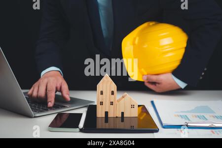 Gli agenti immobiliari offrono proprietà immobiliari in progetti, spiegando e presentando informazioni sulle abitazioni e sugli acquisti. Concetto di compravendita immobiliare, P. Foto Stock