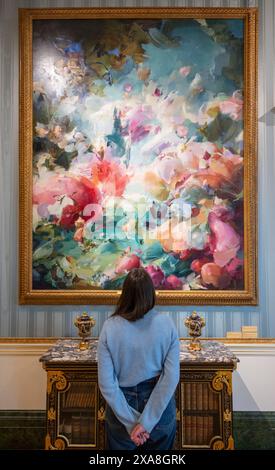 The Wallace Collection, Londra, Regno Unito. 5 giugno 2024. Ispirandosi al rococò francese, l'artista contemporanea Flora Yukhnovich crea straordinari dipinti su larga scala che si muovono tra rappresentazione e astrazione. Due delle sue opere sono esposte insieme alla collezione di dipinti di Francois Boucher (1703-1770) in cima alla grande scalinata di Hertford House. Immagine: Flora Yukhnovich, Folies Bergère, 2024, per gentile concessione dell'artista e Victoria Miro. Crediti: Malcolm Park/Alamy Live News Foto Stock