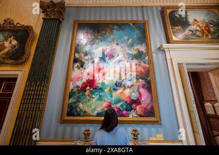The Wallace Collection, Londra, Regno Unito. 5 giugno 2024. Ispirandosi al rococò francese, l'artista contemporanea Flora Yukhnovich crea straordinari dipinti su larga scala che si muovono tra rappresentazione e astrazione. Due delle sue opere sono esposte insieme alla collezione di dipinti di Francois Boucher (1703-1770) in cima alla grande scalinata di Hertford House. Immagine: Flora Yukhnovich, Folies Bergère, 2024, per gentile concessione dell'artista e Victoria Miro. Crediti: Malcolm Park/Alamy Live News Foto Stock