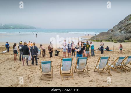 Gli spettatori si riuniscono per l'inizio della gara di surf Sand Bandit Showdown al GT Western Great Western Beach di Newquay in Cornovaglia nel Regno Unito. Foto Stock